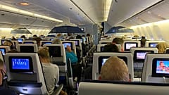 Des passagers d'un avion en provenance d'Afrique du Sud arrivant à Amsterdam (26/11/21)
