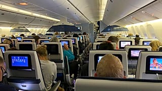 Hollanda'da test için bekletilen KLM yolcuları