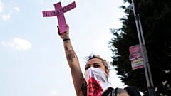 Manifestante protesta na Cidade do México