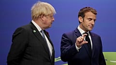 Boris Johnson brit kormányfő és Emmanuel Macron francia elnök a COP26 csúcson Glasgow-ban 2021. november 1-jén