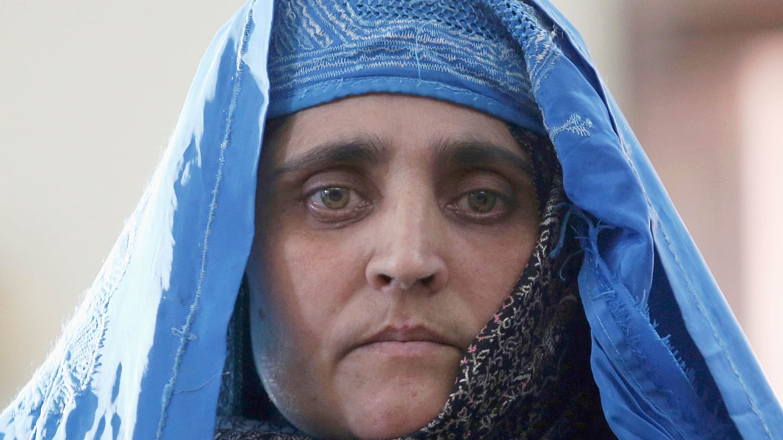 Sharbat Gula 2016-ban, 32 évvel azután, hogy szerepelt a National Geographic címlapján