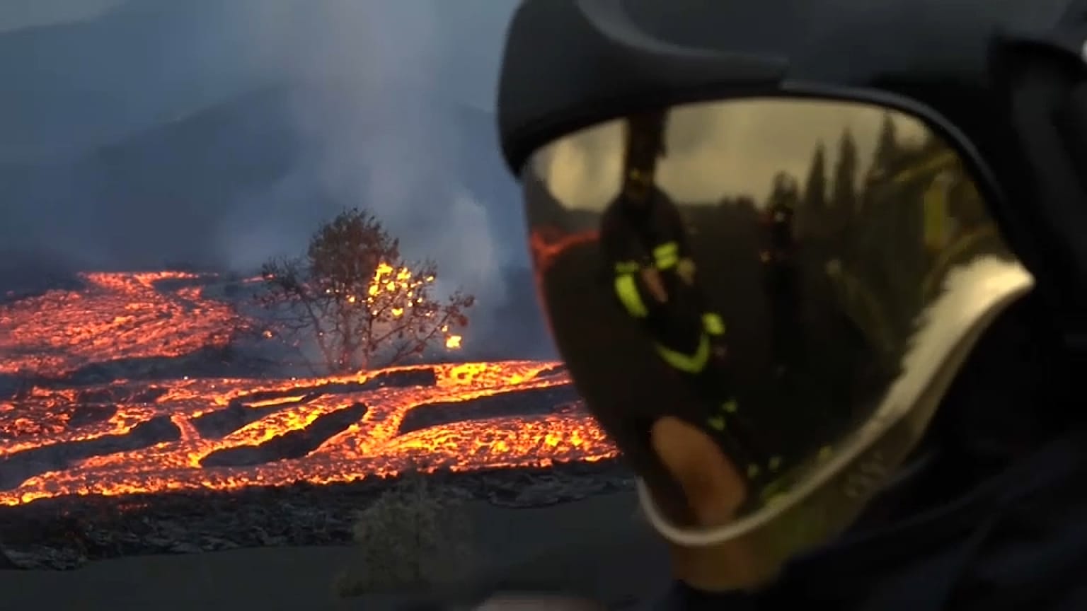 Militärangehöriger bei Messungen des Lavaflusses auf La Palma