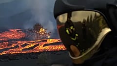 Militärangehöriger bei Messungen des Lavaflusses auf La Palma