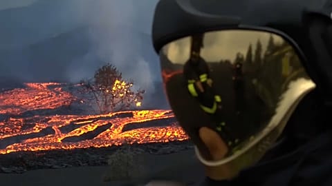 Militärangehöriger bei Messungen des Lavaflusses auf La Palma