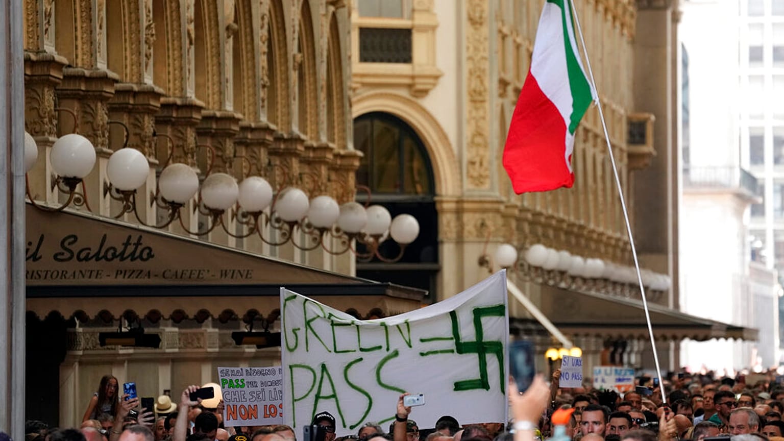 Tüntetés az úgynevezett Green pass ellen Olaszországban, július 24-én. Mára az olaszok 79 százaléka legalább egy, 73,8 százaléka két oltást kapott