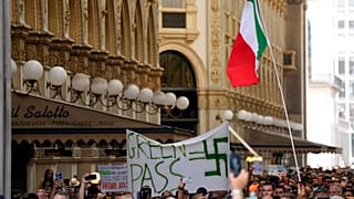 Tüntetés az úgynevezett Green pass ellen Olaszországban, július 24-én. Mára az olaszok 79 százaléka legalább egy, 73,8 százaléka két oltást kapott