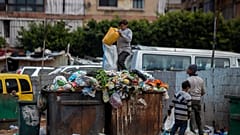 Lübnan'In başkenti Beyrut'ta çöpten bir şeyler arayan çocuklar