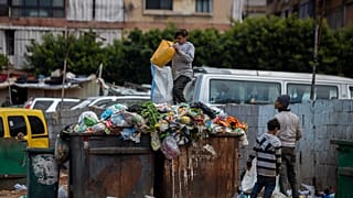 Lübnan'In başkenti Beyrut'ta çöpten bir şeyler arayan çocuklar
