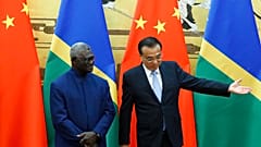 El primer ministro de las Islas Salomón, Manasseh Sogavare, y el primer ministro chino, Li Keqiang,  9/10/2019, Pekín, China