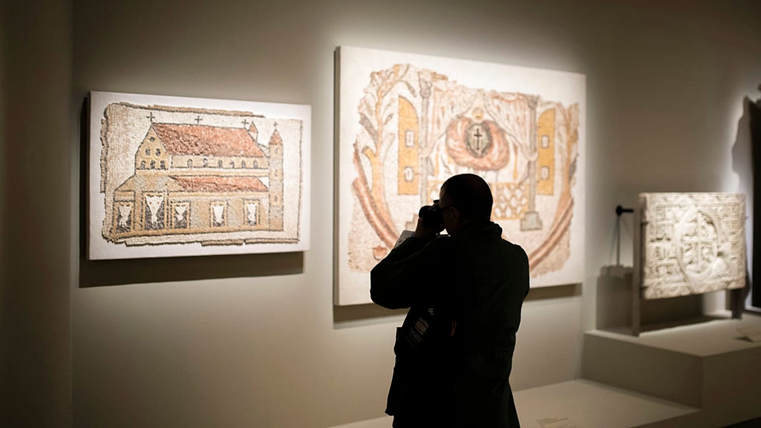 من معرض "مسيحيو الشرق الأوسط" في معهد العالم العربي في باريس، فرنسا، الإثنين 25 سبتمبر 2021