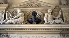 Portal des Gerichtsgebäude in Paris, in dem gegen die Auslieferung geurteilt wurde 