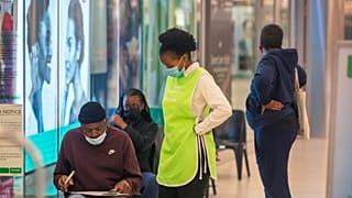 Güney Afrika'nın Johannesburg kentinde koronavirüs aşısı olmak için sırada bekleyen vatandaşlar