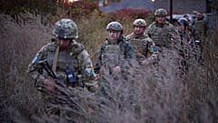 Le président ukrainien Volodymyr Zelenskiy entouré de soldats dans la région séparatiste de Donetsk,  le 14 octobre dernier 