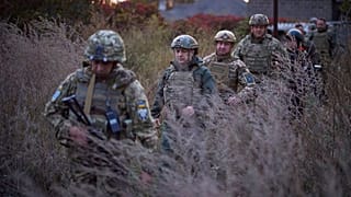 Le président ukrainien Volodymyr Zelenskiy entouré de soldats dans la région séparatiste de Donetsk,  le 14 octobre dernier 