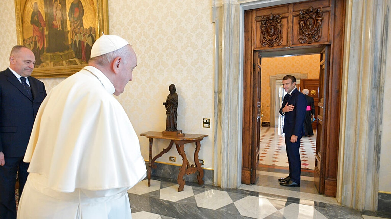 Emmanuel Macron salue le Pape François après leur entretien, le 26 novembre 2021, Vatican