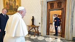 Emmanuel Macron salue le Pape François après leur entretien, le 26 novembre 2021, Vatican