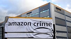 Extinction Rebelion bloquea los almacenes de Amazon el día de los supersaldos Black Friday