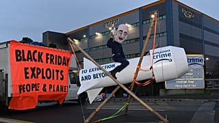 Extinction Rebellion aktivistleri Amazon'un İngiltere'deki bir deposunun önünde şirketin sahibi Jeff Bezos'u böyle protesto etti.