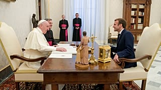 Un momento dell'udienza tra Papa Francesco ed Emmanuel Macron. 