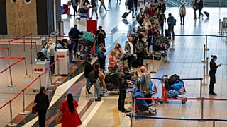 Επιβάτες στο αεροδρόμιο του Γιοχάνεσμπουργκ μετά τις απαγορεύσεις λόγω της νέας μετάλλαξης