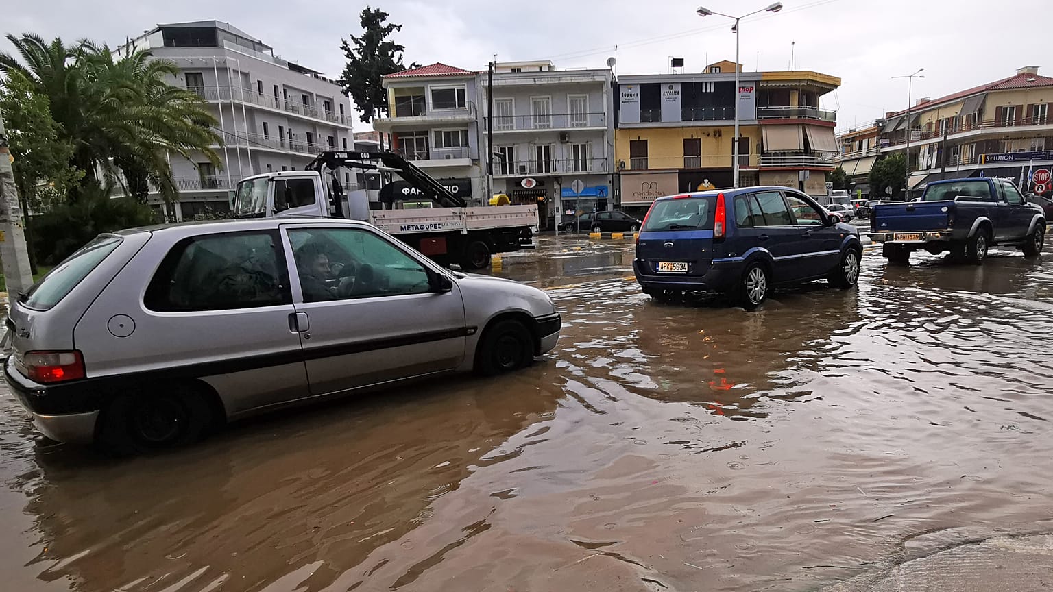 Αυτοκίνητα κινούνται σε πλυμμηρισμένο δρόμο από την καταιγίδα στο Ναύπλιο