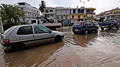 Αυτοκίνητα κινούνται σε πλυμμηρισμένο δρόμο από την καταιγίδα στο Ναύπλιο