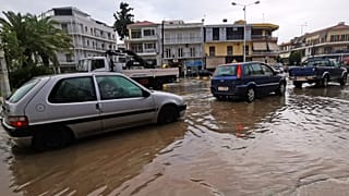 Αυτοκίνητα κινούνται σε πλυμμηρισμένο δρόμο από την καταιγίδα στο Ναύπλιο