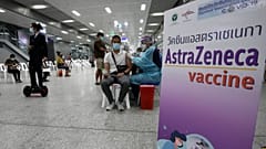 عامل صحي يعطي جرعة لقاح أسترا زينيكا في مركز التطعيم المركزي في بانكوك، تايلاند.