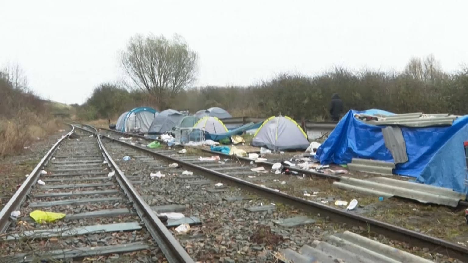 Il campo migranti a Calais, dal quale potrebbero essere partiti i 27 che hanno perso la vita nella Manica