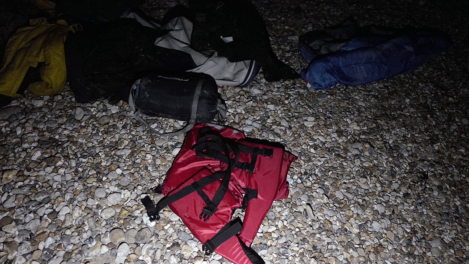Eine Rettungsweste am Strand von Calais (26.11.2021)