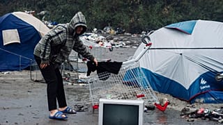 Нелегальный мигрант в лагере Гранд-Сент, ноябрь 2021 года