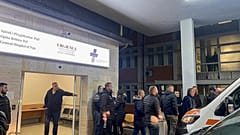 Vor der Notaufnahme in Peja warten Angehörige auf Nachricht. 