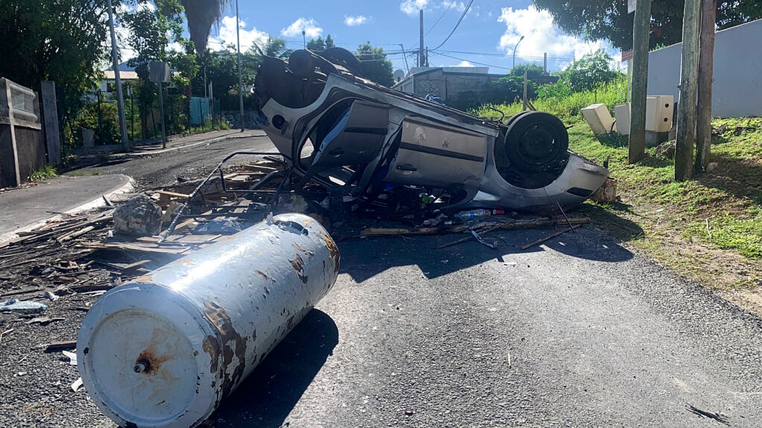 Guadeloupe'ta koronavirüs önlemlerine karşı yapılan protestolarda şiddet olayları yaşandı