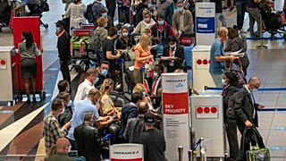 Sok utas rekedt a johannesburgi repülőtéren az omikron szupervariáns miatt