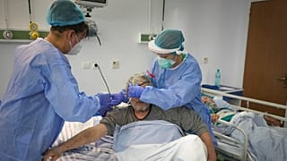 مريض بكوفيد-19 بأحد المستشفيات
