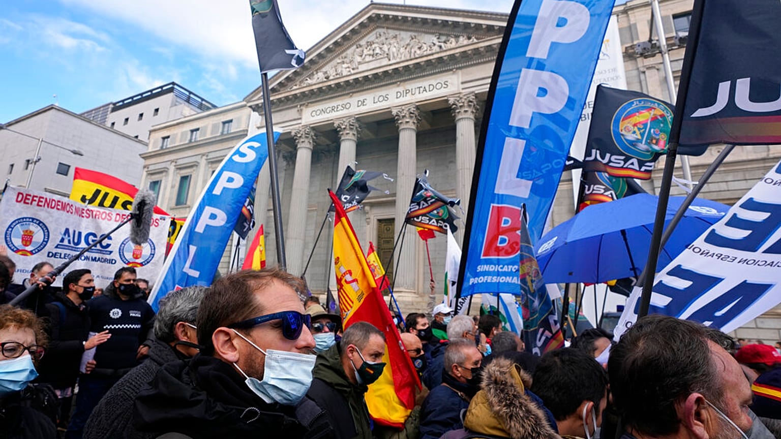 Protesto de polícias em frente ao parlamento espanhol.
