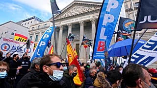 Protesto de polícias em frente ao parlamento espanhol.