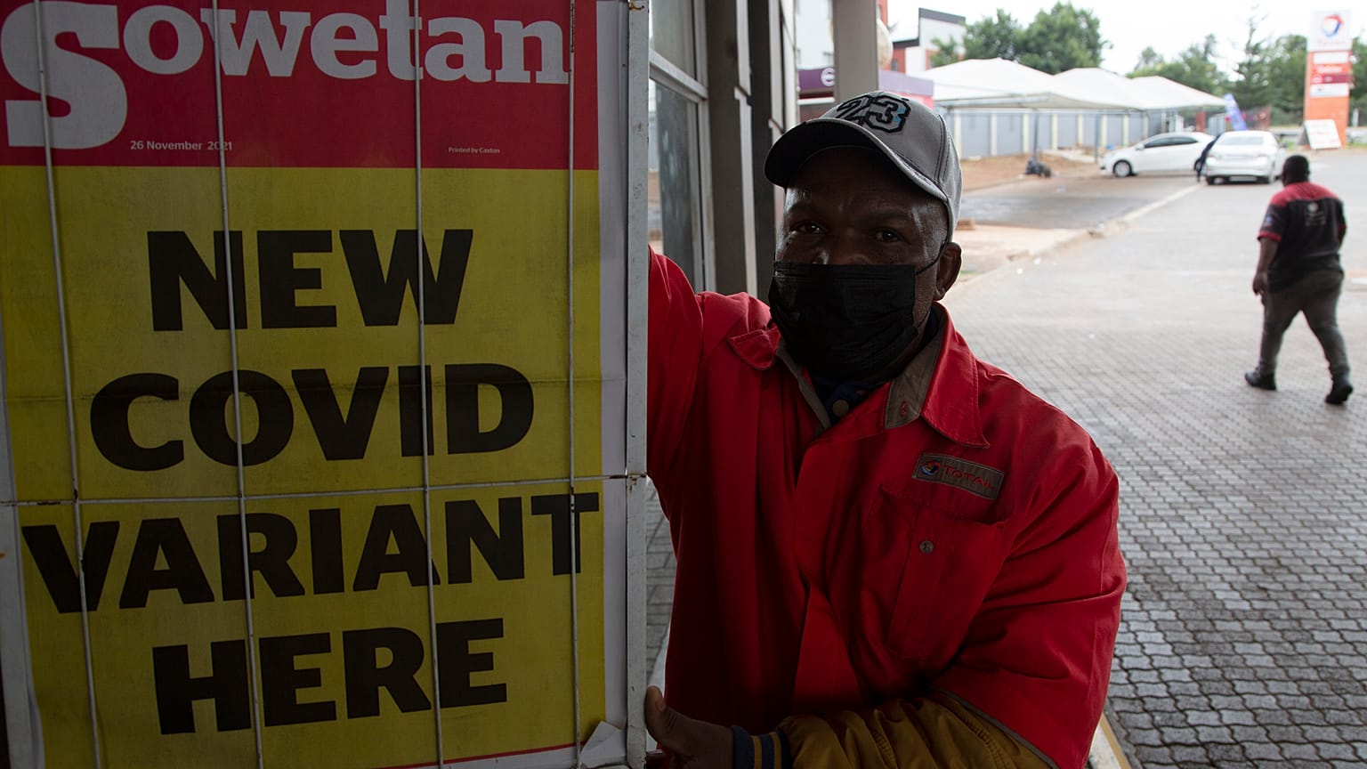 Zeitungsschlagzeile zu Omikron an einer Tankstelle in Pretoria