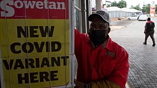 Zeitungsschlagzeile zu Omikron an einer Tankstelle in Pretoria
