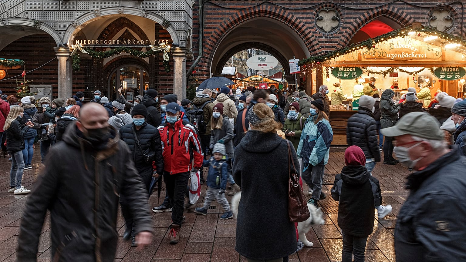 Weihnachtliche Beleuchtung und Mundschutz in Lübeck (27.11.2021)