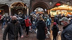 Weihnachtliche Beleuchtung und Mundschutz in Lübeck (27.11.2021)