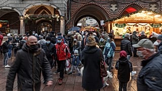 Weihnachtliche Beleuchtung und Mundschutz in Lübeck (27.11.2021)