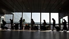 Tel Aviv'e inen yolcular