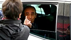 Fransa: Cumhurbaşkanlığı yarışında adı geçen Eric Zemmour'dan protestocuya ortak parmak işareti