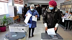 Kırgızistan'da genel seçimlerde oy verme işlemi
