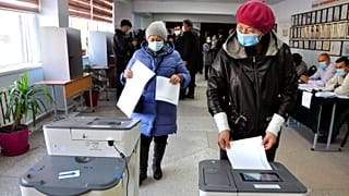 Kırgızistan'da genel seçimlerde oy verme işlemi