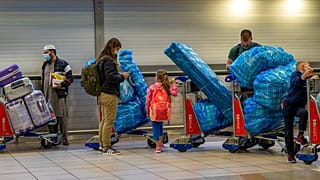 Colas en el aeropuerto internacional OR Tambo, Johanesburgo, Sudáfrica 26/11/2021