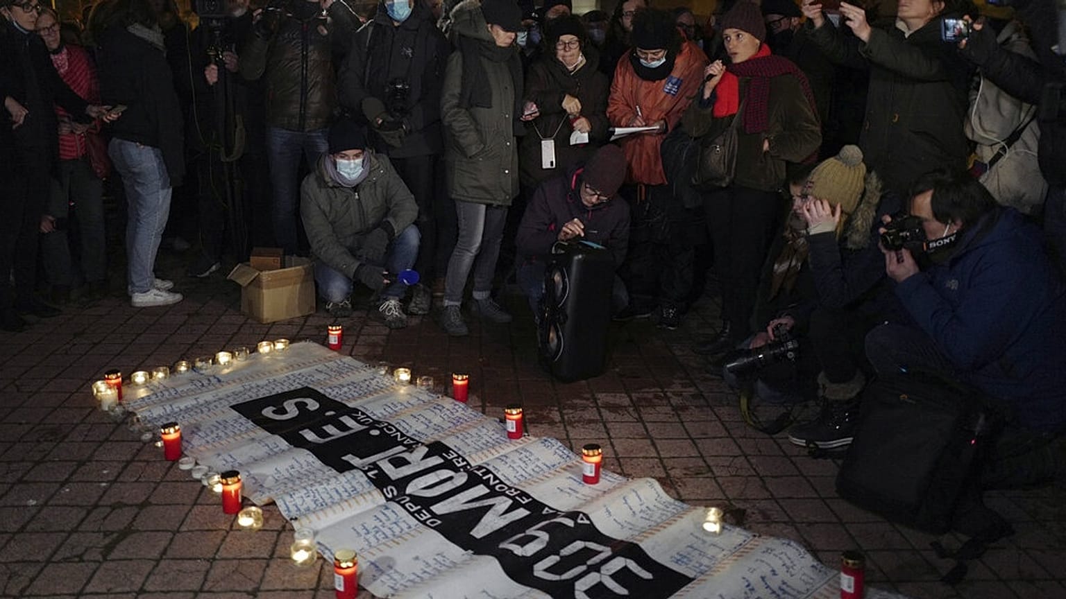 megemlékezés a csatornába veszett migránsokról Franciaországban