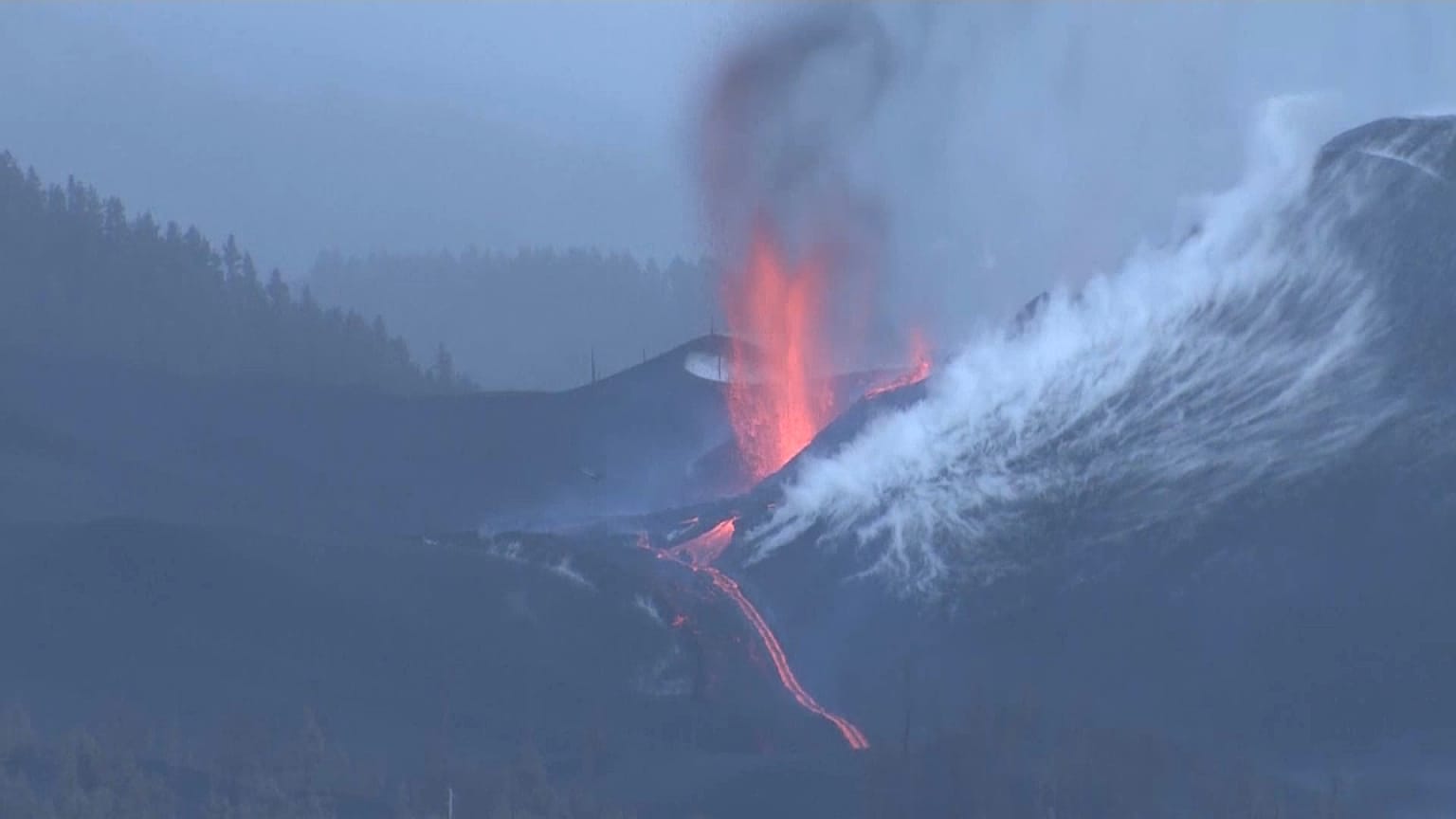 La nueva boca eruptiva se abrió a las 3 de la madrugada de este domingo
