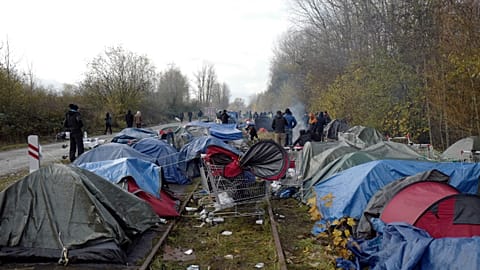 Dans les camps, les exilés attendent de pouvoir tenter la traversée de la Manche